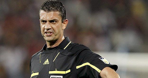 الحكم المجري فيكتور كاساي يدير مباراة الأهلي والزمالك