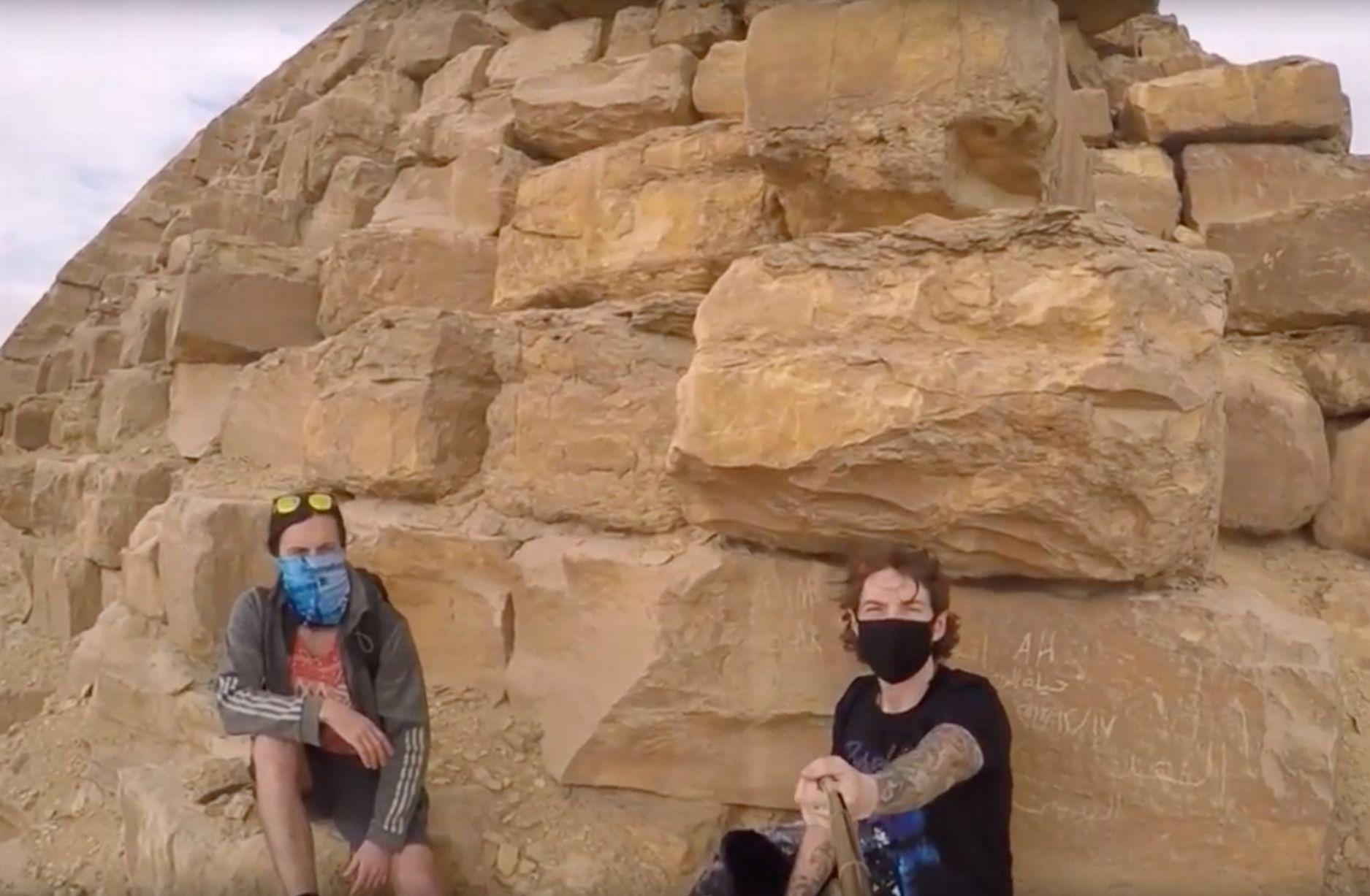 بالفيديو: اقتحام 3 مغامرين للهرم الأكبر ليلًا في غياب الأمن