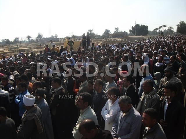 أهالي الفيوم يشيعون جنازة “خالد”شهيد تظاهرات أمس