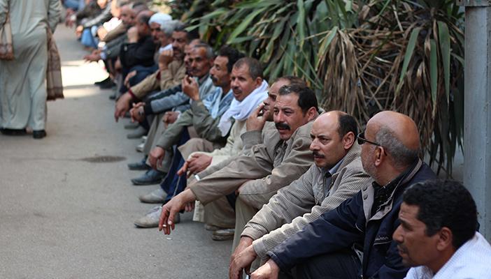 وقفة لعمال شركات النظافة بالإسماعيلية أمام مبنى المحافظة