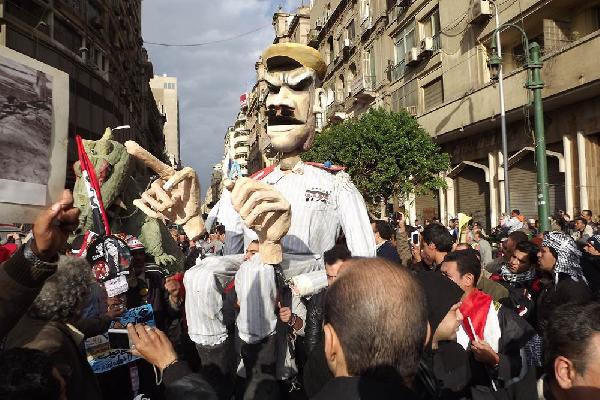 وصول أربع مسيرات إلى “التحرير”  بهتافات”الشعب يريد إسقاط النظام”