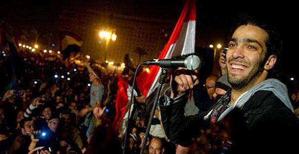 رامي عصام يطالب بإسقاط الرئيس ويشعل الميدان بأغاني “الرحيل”