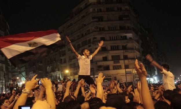 مسيرات تجوب وسط البلد تطالب بإسقاط النظام..وسلاسل بشرية حول السيدات