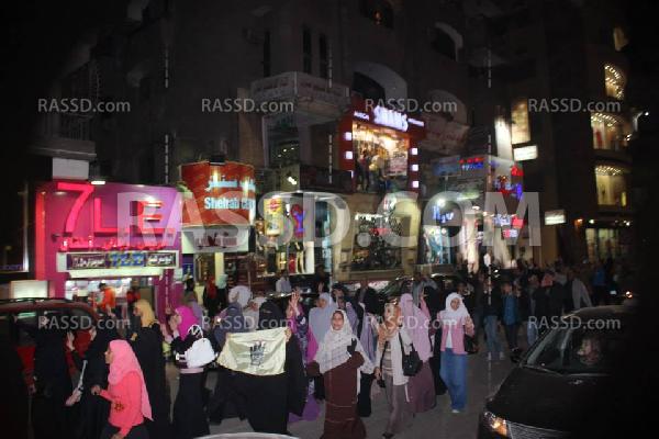 مسيرة ليلية لمتظاهري المهندسين تمزق صور “السيسي”