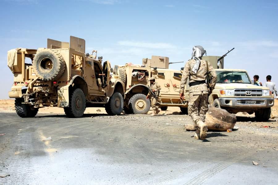 الجيش اليمني الموالي لـ”هادي” يسيطر على معسكر إستراتيجي في الجوف