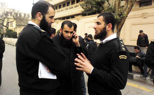 فيديو..الضباط الملتحين: لسنا أمن دولة وقرار الداخلية الدليل