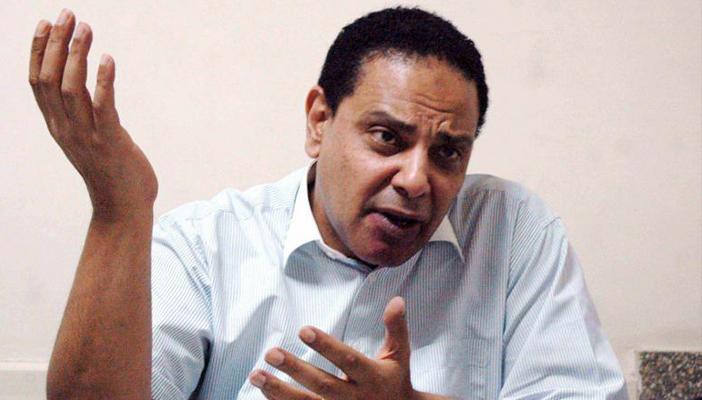 علاء الأسواني يسخر من تعلق المصريين بكرة القدم