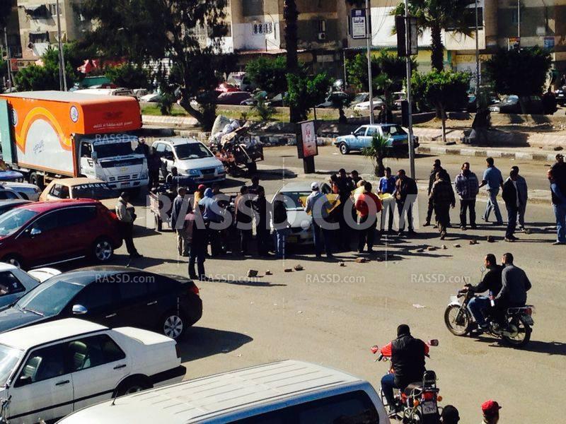 فتح الطريق بعد نجاح مفاوضات الشرطة مع العمال