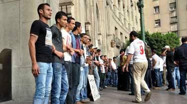 المعتصمون يغلقون مجمع التحرير ومشادات كلامية بين المعتصمين والمواطنين