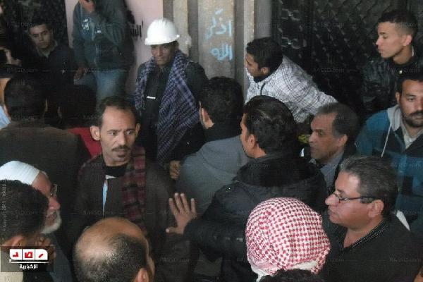 بالصور..معتصمو التحرير يغلقون المجمع