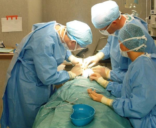 جراحة نادرة لاستئصال ورم وزنة 10 كيلو بالمنصورة