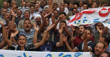 تواصل اعتصام عمال “غزل شبين” و”طنطا للكتان” لليوم الثالث