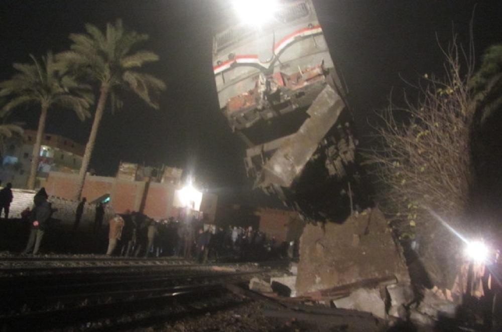 100 جنيه للمصاب بقطار بني سويف.. و”فيس بوك”: خلوها 50 ووفروا عشان مصر