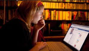 دراسات طبية تؤكد: “فيس بوك” يضر بالصحة