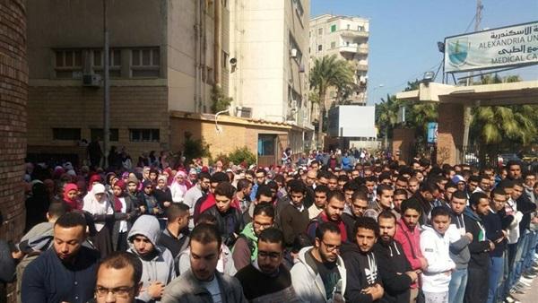 طلاب الإسكندرية يؤدون صلاة الغائب على  ضحايا حادث نويبع