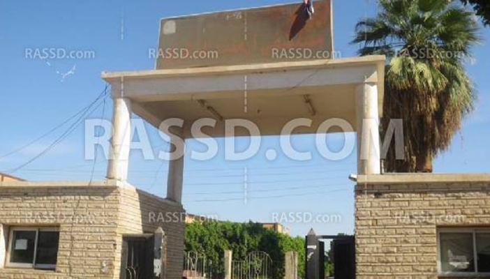 بالصور.. شعار مستشفى أرمنت بالأقصر “الداخل مفقود والخارج مولود”