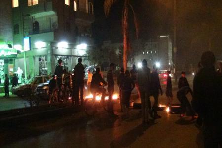 أمن المنوفية ينجح فى فتح طريق داخلي بشبين الكوم بعد قيام متظاهرين بقطعه