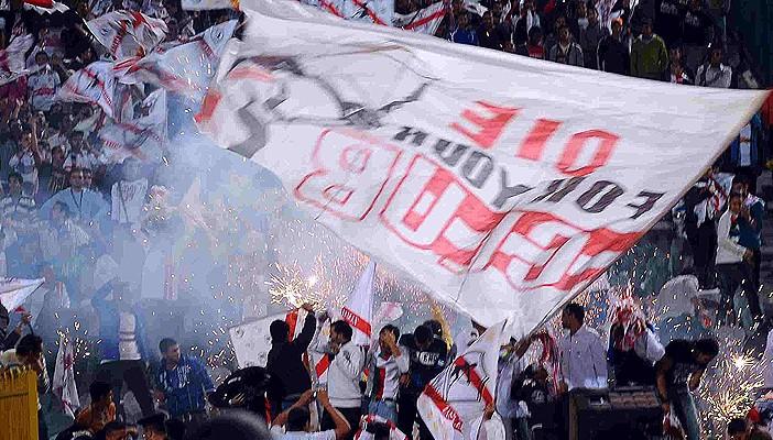 الزمالك يصرف 50 ألف جنيه لأسر ضحايا مجزرة الدفاع الجوي