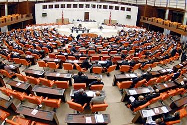 البرلمان التركي يقر تعديلات تتيح محاكمة قادة الجيش