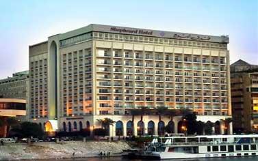 طلبة المدارس يمنعون الشيوخ من دخول الميدان ويحطمون “شبرد”