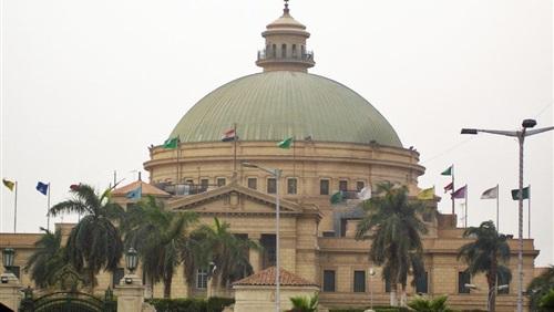 العاملون بمستشفيات جامعة القاهرة يتظاهرون للمطالبة بالحد الأدنى