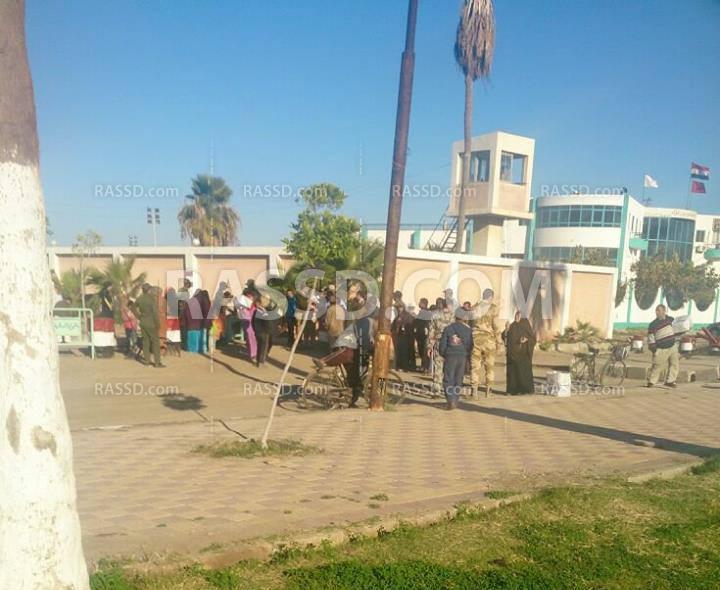 قوات الجيش توزع مواد غذائية على المواطنين في بورسعيد