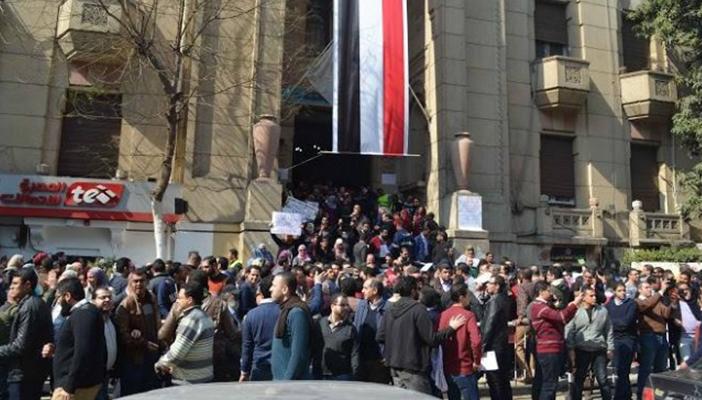 “عمومية الأطباء” توافق على الامتناع عن تقديم الخدمة الطبية بأجر