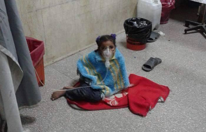 غضب في “فيس بوك” بعد تداول صورة طفلة تعالج على الأرض في مستشفى بالأقصر