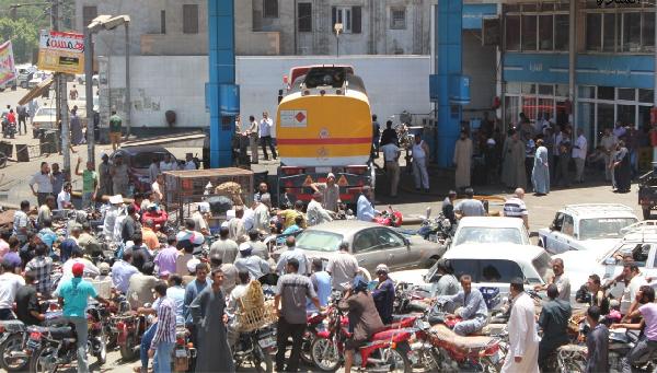 البنزين..أزمة تشتعل والحكومة تلجأ لمصادرة الـ”توك توك”