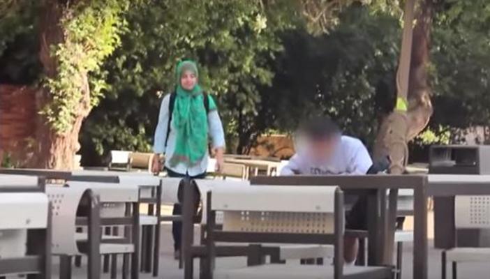 بالفيديو.. فتاة محجبة تضع شابًا أميركيًا في موقف محرج