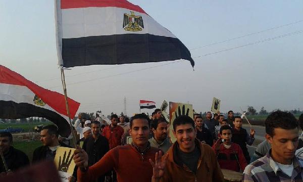 سلسلة بشرية تحولت لمسيرة تشعل كفر الشيخ