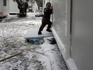 الصغار يتجمدون في اليونان.. ما هو مصير الأطفال اللاجئين؟