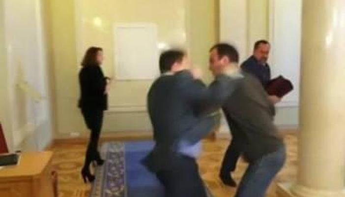 بالفيديو.. اشتباك بالأيدي بين نائبين في البرلمان الأوكراني