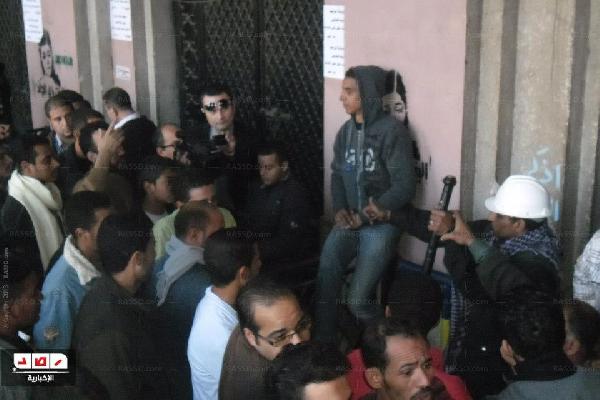 معتصمو “التحرير” يفتحون “المجمع” بعد إغلاقه  أربعه أيام