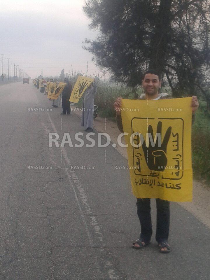 سلسلة بشرية بـ”إيتاي البارود” تنديدا بالإنقلاب الدموى