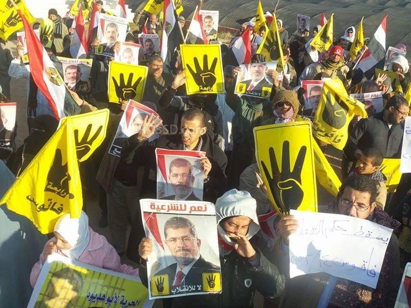 مسيرات وسلاسل بشرية لمعارضي الانقلاب بعدة محافظات