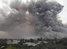 بركان أندونسيا يقتل 2 ويجبر 100 ألف شخص على الفرار