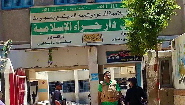 فصل ثلاث طالبات بمدارس حراء باسيوط لترديد النشيد الرسمي