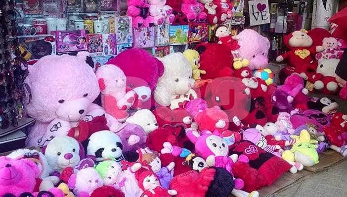 بالصور.. استعدادات كبرى لعيد الحب بالإسكندرية وضعف حركة البيع والشراء