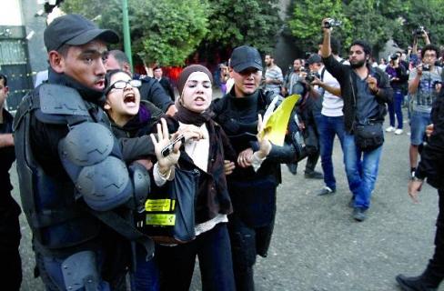 موقع أمريكي ينقل شهادات 4 فتيات تعرضن لكشف العذرية في سجون مصرية