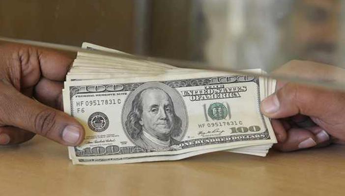 تراجع تحويلات المصريين بالخارج.. وخبراء يتوقعون انخفاض الاحتياطي