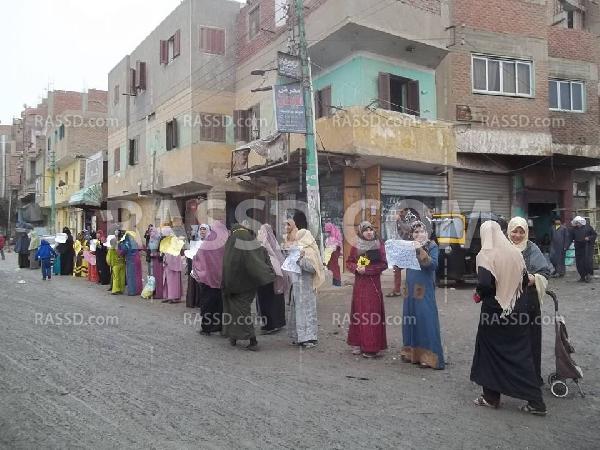 سلسلة بشرية لـ”نساء ضد الانقلاب” بالمنصورية للإفراج عن المعتقلين