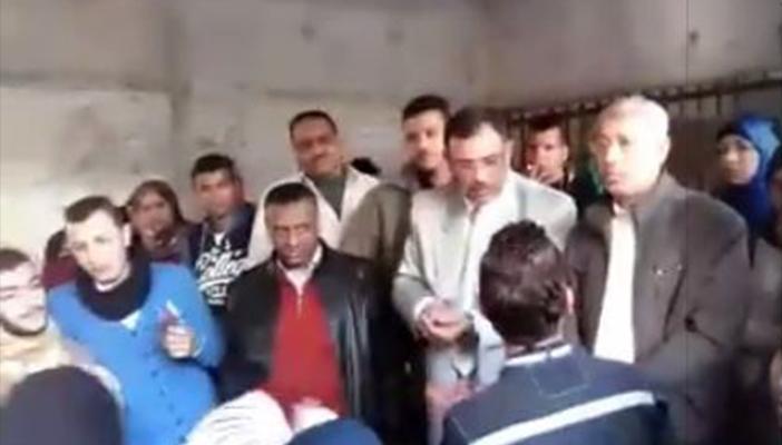 بالفيديو.. عميد معهد فني صحي الإسكندرية يصفع طالبا أثناء الإضراب