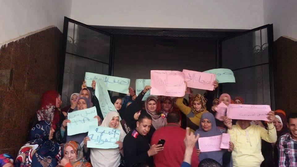 بالصور.. إضراب عمال مصنع تغذية المدارس بقويسنا