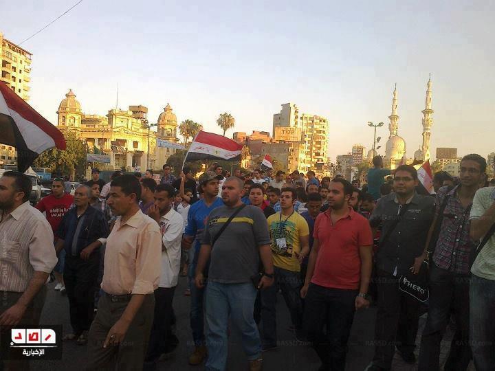 العشرات يقطعون سكك حديد دمنهور و التنمية و البناء بأسوان ينبذ العنف