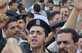 وقفة احتجاجية للضباط بالغردقة للعمل 15 يوما أسوة بالمحافظات النائية