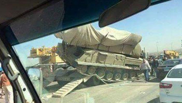 بالصور.. دبابة تغلق الطريق الدائري 5 ساعات بعد سقوطها من حاملة عسكرية