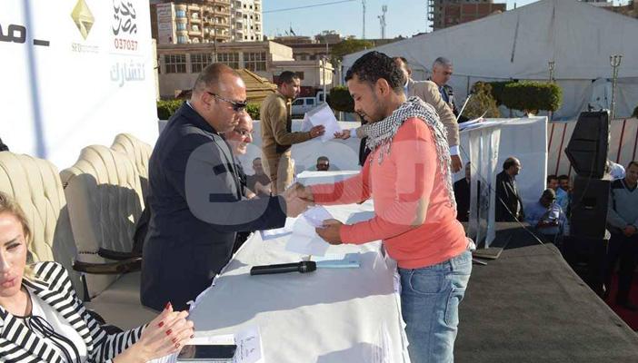 بالصور.. تسليم 200 تاكسي أبيض لشباب المنوفية برعاية الصندوق الاجتماعي