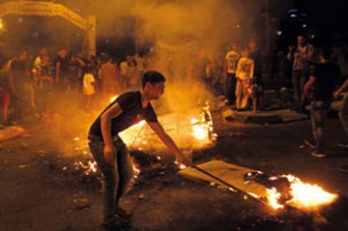 متظاهرون يهاجمون قسم شرطة بالمحلة بالمولتوف