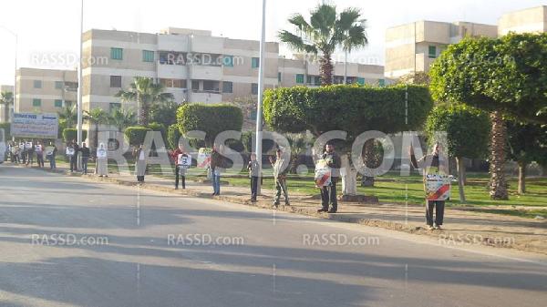 سلسة بشرية رافضة للانقلاب في برج العرب